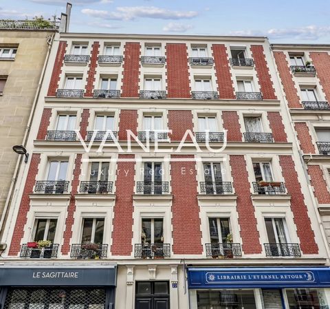 The Vaneau Group is pleased to offer you, exclusively, rue Lamarck next to the metro, on the 2nd floor with elevator of a stone and brick building (1890) well maintained and secure, a beautiful renovated classic 2-room apartment (rented 1311 euros pe...