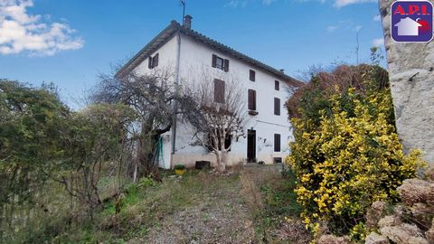 BEAUTIFUL VOLUMES Located in the pretty village of Lorp Sentaraille, this detached house offers a generous living area of 166 m², with several outbuildings and a spacious plot of 1012 m². The house requires renovation work, thus offering the possibil...