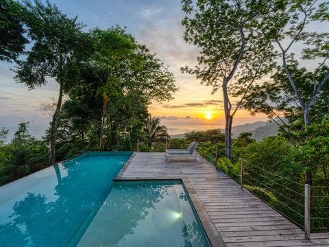 Willkommen in der Villa Cosara, einem luxuriösen Refugium im Herzen des Hermosa Retreat in Playa Hermosa, Costa Rica. Dieses exquisite Anwesen bietet einen unvergleichlichen Blick auf das Meer und den Dschungel auf 5.000 Quadratmetern (1,24 Acres) üp...