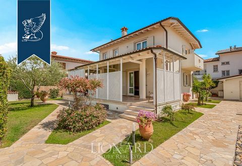 This elegant villa in Marina di Pietrasanta, located in the heart of Versilia, is for sale just steps from the town center and close to the sea. Recently renovated, the property covers 298 sqm over three levels and includes a 600-sqm well-maintained ...