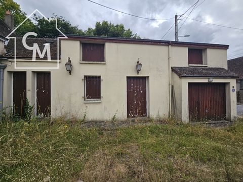 Maison d'habitation mitoyenne d'un coté composée au rez de chaussée d'une entrée, une cuisine, une salle à manger donnant sur le jardin avec cheminée, salle de bain, wc, une chambre, un garage dans lequel se trouve la chaudière et la cuve à fioul. A ...