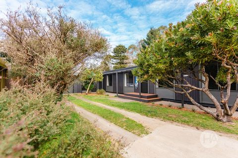 Située au calme et entièrement rénovée sur une ruelle sans issue, cette magnifique résidence privée capture l’essence d’un style de vie qui marie la tranquillité rurale avec l’allure de la plage de Balnarring. À quelques pas du rivage, cette maison p...