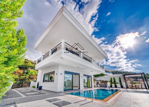 INCREDIBLE PANORAMIC VIEWS FROM YOUR LUXURY VILLA! PRIVATE POOL & SPA IN KARGICAK/ALANYA   4-bedroom luxury villa in Alanya for sale!   TURKISH CITIZENSHIP POSSIBLE!   MODERN, CLASSIC & TIMELESS DESIGN. PANORAMIC VIEW OVER ALANYA TO THE CASTLE. PURE ...