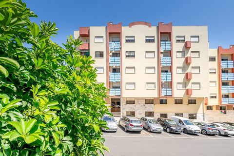 Questo affascinante appartamento con 2 camere da letto si trova al 3 ° piano di un edificio ben tenuto nella tranquilla zona di Agualva-Cacém. Con una superficie totale di 70 m², l'appartamento offre uno spazio ben distribuito, ideale per chi cerca c...