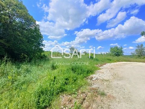 Situé à quelques kilomètres de Créon, je vous propose ce terrain en lotissement, constructible et viabilisé d'une surface d'environ 595 m², libre de tout constructeur. (Surface de plancher max. : ~180 m²) D'autres terrains sont disponibles. Les infor...