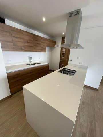 Nouvel appartement de 88,37 m², avec 2 chambres, chacune avec salle de bain et placard, salle de bain sociale supplémentaire, salon, grand salon-salle à manger, cuisine ouverte, buanderie et balcon avec vue spectaculaire sur la ville. Comprend un par...