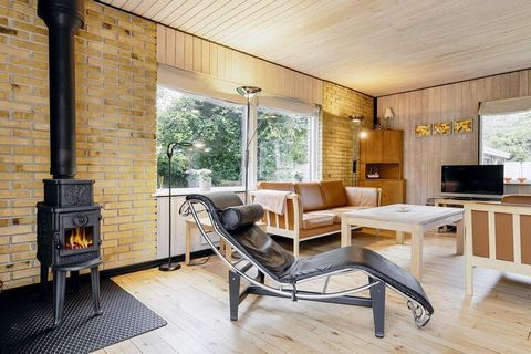 Dieses Ferienhaus steht im Herzen von Marielyst, in unmittelbarer Nähe zu Einkaufsmöglichkeiten und Restaurants. Das Haus verfügt über drei geräumige Schlafzimmer; ein Zimmer mit Doppelbett und zwei mit je zwei Einzelbetten, ideal für Familien. Am Ei...