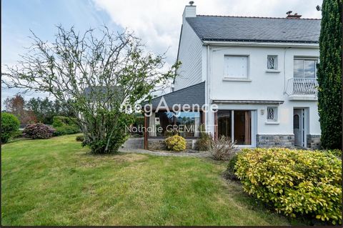 Découvrez cette maison de 145 m², mitoyenne d'un coté, située au bout d'une impasse paisible à Quéven. Offrant un cadre de vie agréable à proximité de Lorient et de ses plages. La commune attire par son dynamisme et sa proximité avec Lorient, tout en...