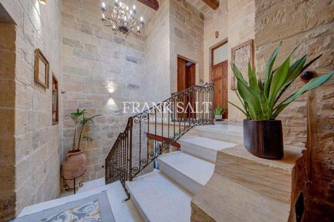 Immersa nelle pittoresche e pittoresche strade residenziali della comunità locale di Cospicua, si trova questa maestosa CASA DI CARATTERE, ricca di secoli di storia. La proprietà è anche autorizzata ad operare come BOUTIQUE GUESTHOUSE. Impreziosita d...