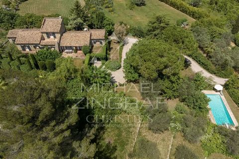 Halfway between the villages of Valbonne, Mougins and Plascassier, this charming Provencal Mas has an undeniable charm with its exposed stones, its restanques and its olive grove. On a plot of land of about 4300 sqm with a beautiful and large swimmin...