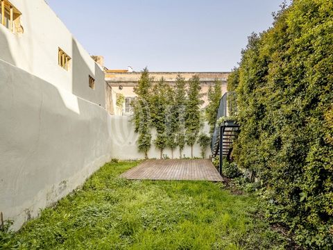 Appartement 4 pièces avec une surface brute privée de 147 m², un jardin de 60 m² et une place de parking, situé à Estrela, Lisbonne. Intégré dans un immeuble rénové avec un ascenseur, l'appartement, qui bénéficie de beaucoup de lumière naturelle, com...