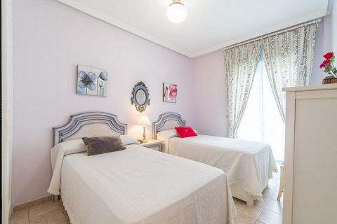 Odkryj ten uroczy apartament w Orihuela Costa, położony w idyllicznej okolicy La Zenia. Ten klejnot o powierzchni 54 m² znajduje się zaledwie 400 metrów od złotych plaż Morza Śródziemnego i w odległości 200 metrów spacerem od centrum handlowego Zenia...