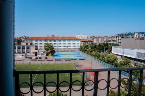 LUXIMMO FINEST ESTATES: ... We present to you a spacious and extremely bright property, located in the top center of Burgas, in close proximity to the NHK Cultural Center and Troikata Square. It is located on the 6th floor in a brick building with an...