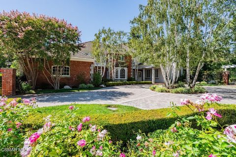 This elegant yet inviting custom residence, on a premier 2.15-acre lot, is the one you have been waiting for in Country Club Estates! The private backyard oasis is reminiscent of a 5-star resort, offering endless opportunities for outdoor entertainme...