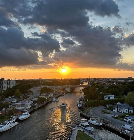 Eck-Penthouse mit herrlichem Blick auf das Wasser und die Stadt! Ursprünglich ein 3-Bett/2-Bad, ist es jetzt ein geräumiges 2-Bett/2-Bad, kann aber leicht umgebaut werden. Verfügt über große begehbare Kleiderschränke, aktualisierte Badezimmer und ein...