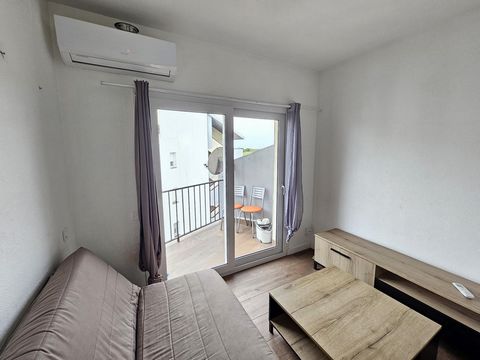 Renovated studio near the beach. The 27m2 studio has a renovated bathroom with shower, a living/dining room with a small modern kitchenette, and access to the balcony. The sleeping area is separated from the living area and also has a closet. The liv...