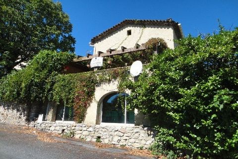 A Ales, au pied des Cévennes, en région Occitane, Agréable maison provençale, dans un quartier paisible et verdoyant, à proximité de toutes les commodités du centre ville (commerces et grandes surfaces à 5mn en voiture) La maison d'une surface habita...