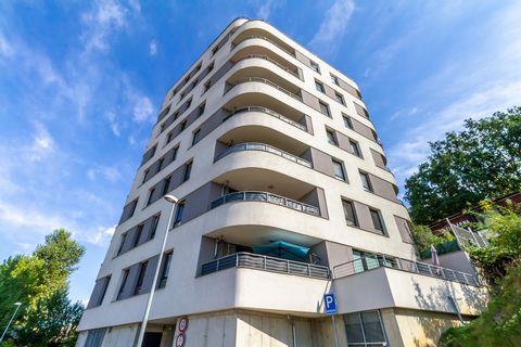 Luxe appartement 3+kk met terrassen en parkeerplaats in Praag 9 - Vysočany Wilt u wonen in een modern, ruim appartement met terrassen en uitzicht op het groen, terwijl u op slechts een paar minuten van het centrum van Praag bent? Wij hebben een uniek...