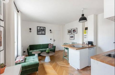 **DESCRIPTION DE L'HÉBERGEMENT** Pas d'ascenseur dans l'immeuble - 4ème étage **SALON** Cet espace élégant allie confort et sophistication, avec des murs blancs et un parquet en bois. La lumière naturelle illumine la pièce, offrant une vue pittoresqu...