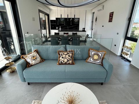 Location: Zadarska županija, Vrsi, Mulo. ZADAR, VRSI - modern new building with swimming pool We are selling an interesting property in Vrsi, near Zadar. It is a detached house with a ground floor and an upper floor. On the ground floor, where the ma...