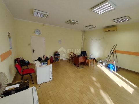 Location: Primorsko-goranska županija, Rijeka, Sušak. RIJEKA, SUŠAK - Business premises We are selling business premises in Rijeka, in the Sušak district. The space consists of a kitchen, a bathroom, a warehouse and a sales area. It is located in the...