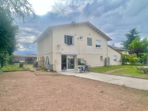 LE COTEAU, MAISON d'environ 245 M2 SUR 653 m2 DE TERRAIN CLOS ET ARBORE dans une quartier CALME à proximité du centre-ville. Cette grande MAISON avec ses 7 CHAMBRES pourra accueillir toutes votre famille et amis. Le système de chauffage est assuré pa...