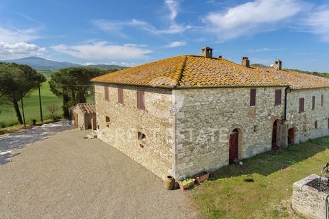 Questa bellissima proprietà di totali 500 mq è immersa nelle dolci colline della Val d’Orcia. Il casale principale, di cui la porzione oggetto di vendita fa parte, è diviso in due unità abitative. La porzione si sviluppa su due livelli come segue. Al...