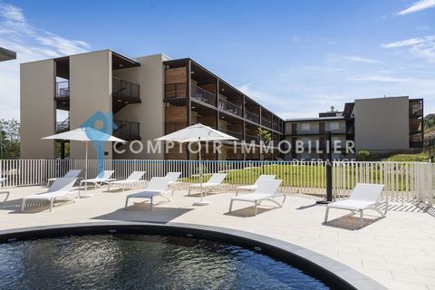 INVESTISSEMENT LOCATIF Nous vous proposons de faire l'acquisition d'un appartement de type T2 s'accompagnant d'une terrasse extérieure sur la commune de Remoulins. Cet appartement entièrement meublé et équipé est 1er étage ; la résidence *** est équi...