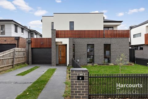 Conçue dans un souci de luxe et de confort, cette impressionnante maison de ville à l’arrière a été construite pour améliorer la fonctionnalité et le style de tous les jours, offrant un sanctuaire facile à vivre pour les nouveaux arrivants sur le mar...