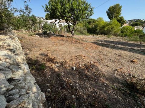 Opportunity to buy a flat building plot of land in Moraira, within walking distance to the to the beach (1 km) and town center (1.5 km). Very good location to build your dream house in an established residential area. It has open views and a lot of s...