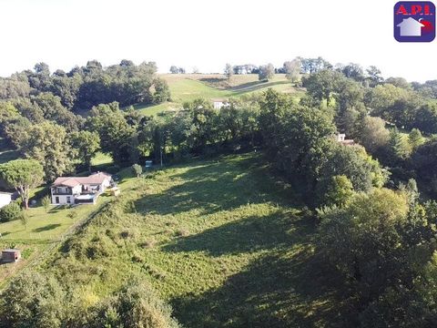 PANORAMISCH UITZICHT Land van 1257 m² op de hoogten van Saint Girons, aangesloten op elektriciteit. Dit licht glooiende terrein biedt een schitterend vrij uitzicht op de Pyreneeën en het stadje Saint Girons. Op een paar minuten lopen van het stadscen...