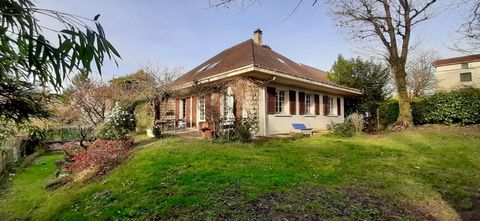 De très beaux espaces pour cette maison familiale par excellence ! Séjour triple, 6 chambres, salle de jeux, garage double, un confortable terrain de 660 m2 et bien dautres atouts encore, la vie sera agréable et pratique pour tous les membres de votr...