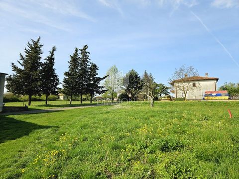 Location: Istarska županija, Poreč, Poreč. Poreč area, building land ideal for living in a quiet place! This fantastic building plot is for sale in a quiet place only 15 minutes' drive from the city of Poreč and its beaches. Due to its position, the ...