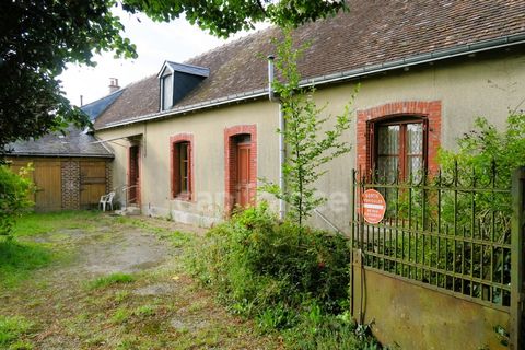 Découvrez cette authentique maison de village, prête à retrouver sa splendeur d'antan grâce à vos idées de rénovation. Situé dans un village historique à 1h30 de PARIS par autoroute et à 35 mn de la gare TGV Vendôme-Montparnasse, cette propriété vous...