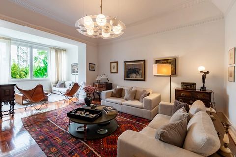 This 5-bedroom family flat is located on one of the city's main avenues, close to all kinds of shops and transport and within walking distance of the Calouste Gulbenkian Foundation, El Corte Inglês and Campo Pequeno Square. This flat with its high ce...