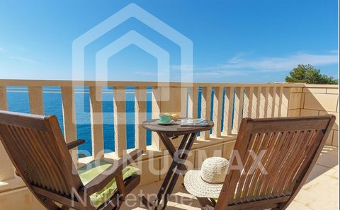 VENTE - APPARTEMENT EXCLUSIF AVEC VUE SUR LA MER   Nous vendons un bel appartement de deux étages à Dubrovnik, Korčulanska. L’appartement a 179m2. Il dispose d’un garage de 24m2. La maison où se trouve l’appartement est en pierre.   L’appartement se ...