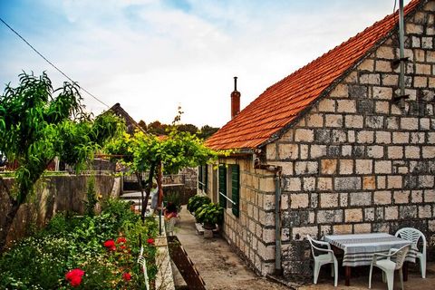 L'Holiday Home Noa si trova a Škrip, sull'isola di Brač nella regione di Spalato. Si trova al piano terra e può ospitare fino a 4 persone. La casa vacanze dispone di un'incantevole terrazza con vista. È disponibile un parcheggio privato gratuito. Gli...