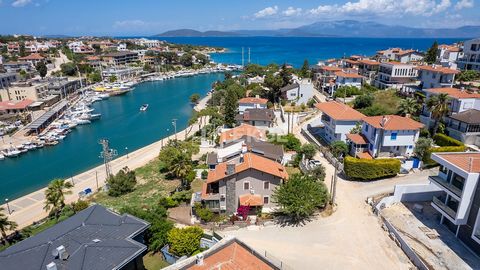 Vrijstaande gemeubileerde villa met uitzicht op de tuin, de zee en de jachthaven in İzmir Çeşme Dalyan Çeşme, beroemd om zijn schone lucht en stranden, is een bekende vakantiebestemming in het westelijke deel van İzmir. Çeşme is een van de beroemde e...