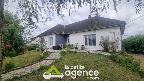 VIERZON SUD , SECTEUR COLLÈGE ALBERT CAMUS. Maison sur sous sol semi enterré comprenant : Une cuisine aménagée et équipée, un salon séjour avec cheminée, 3 chambres, salle de bains et wc. Au sous-sol : un salon, 2 chambres, une cuisine d'été et un ce...