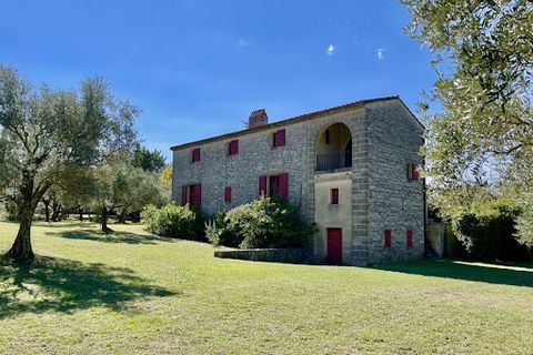 A 10 minutes à pied de la place aux Herbes, superbe environnement pour ce mas situé en pleine nature, au milieu des oliviers. Un air de Toscane à Uzès, au calme absolu et au cachet certain. Initialement, cette ancienne vigie a été complétée par un ma...