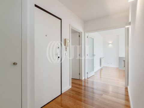 3-bedroom apartment, fully renovated, with 144 sqm of gross private area, 65 sqm terrace and 1 garage space, in Matosinhos sul, Porto. This top-floor apartment features a spacious living area, a fully-equipped kitchen, and a convenient laundry room. ...