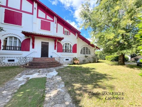 Située dans un environnement calme et verdoyant, cette élégante maison de maître en pierre, construite en 1920, est un véritable havre de paix. Nichée sur un terrain de 1320 m², elle dispose dun jardin arboré sans vis-à-vis, parfait pour se ressource...