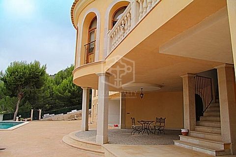 Wunderschöne mediterrane Villa in sehr guter Lage in Paguera, einer sehr ruhigen touristischen Stadt im Südwesten von Mallorca. Das Objekt wurde 2011 auf einem Grundstück von 2000 m² erbaut und verfügt über einen sehr gepflegten Garten, einen Swimmin...