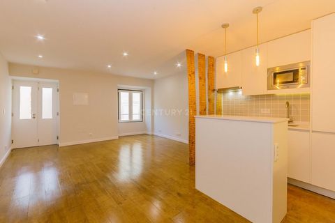 One-bedroom flat, completely renovated, ready to move into, with new plumbing and electricity, double-glazed windows with PVC frames and oscillators. This flat also has new flooring, without losing its characteristic features of a historic neighbourh...