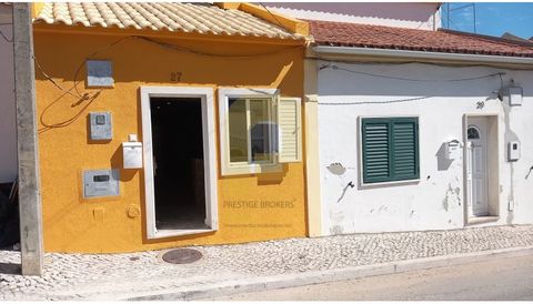 Venha descobrir esta encantadora moradia T1+1, recentemente remodelada, que oferece a combinação perfeita de conforto e funcionalidade. Situada numa zona tranquila, é ideal para quem procura conveniência no dia a dia. A moradia possui as seguintes ca...