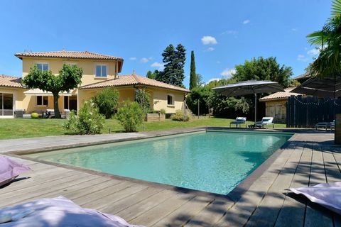 EXCLUSIVITÉ - Au cœur de Saint-Cyr-au-Mont-d'Or, cette maison d'environ 275 m² avec une piscine et un terrain de pétanque, se situe dans un cadre verdoyant et calme sur une parcelle de plus de 3 500 m². Cette maison à proximité de toutes les commodit...