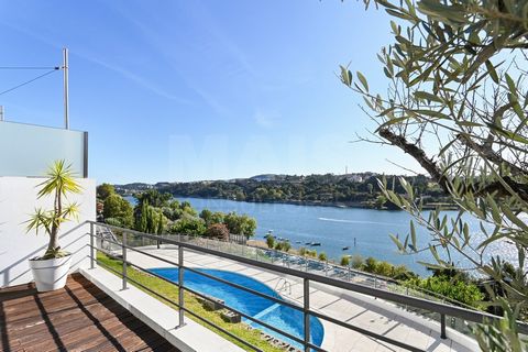  Have you always dreamed of living on the banks of the Douro, in a peaceful environment and at a close distance from the city of Porto, then this house is for you!  The property has a gross floor area of 330 m2 across four floors with excellent sun e...