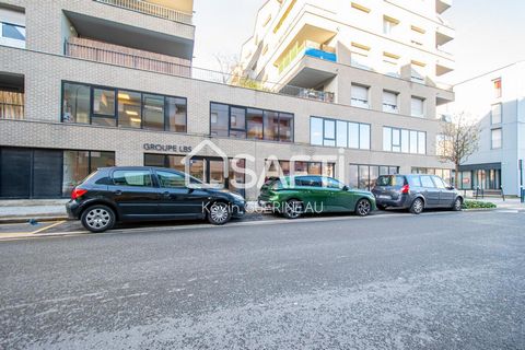 Emplacement stratégique au cœur des Bassins à Flots, à quelques mètres du Tram B, des restaurants et commerces, ces bureaux de 335m2 vous offrent une opportunité exceptionnelle. La large vitrine sur rue met en valeur cet espace professionnel unique. ...