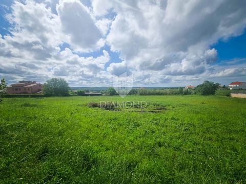 Location: Istarska županija, Poreč, Poreč. Poreč, Umgebung, Bauland für den Bau von Villen In der Nähe von Poreč, nur 10 km entfernt, steht dieses ideale Bauland für den Bau von Ferienvillen zum Verkauf. Das Grundstück kann in Parzellen aufgeteilt we...