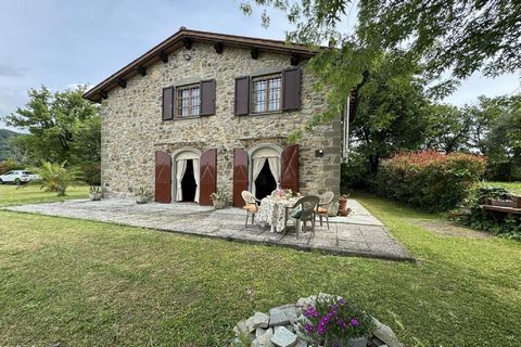 Picturesque, completely independent stone house with private garden (approx. 1000 sqm): this house is the perfect place to enjoy the Tuscan way of living, located in a sunny position surrounded by greenery, on the fringe of the village of San Gennaro...